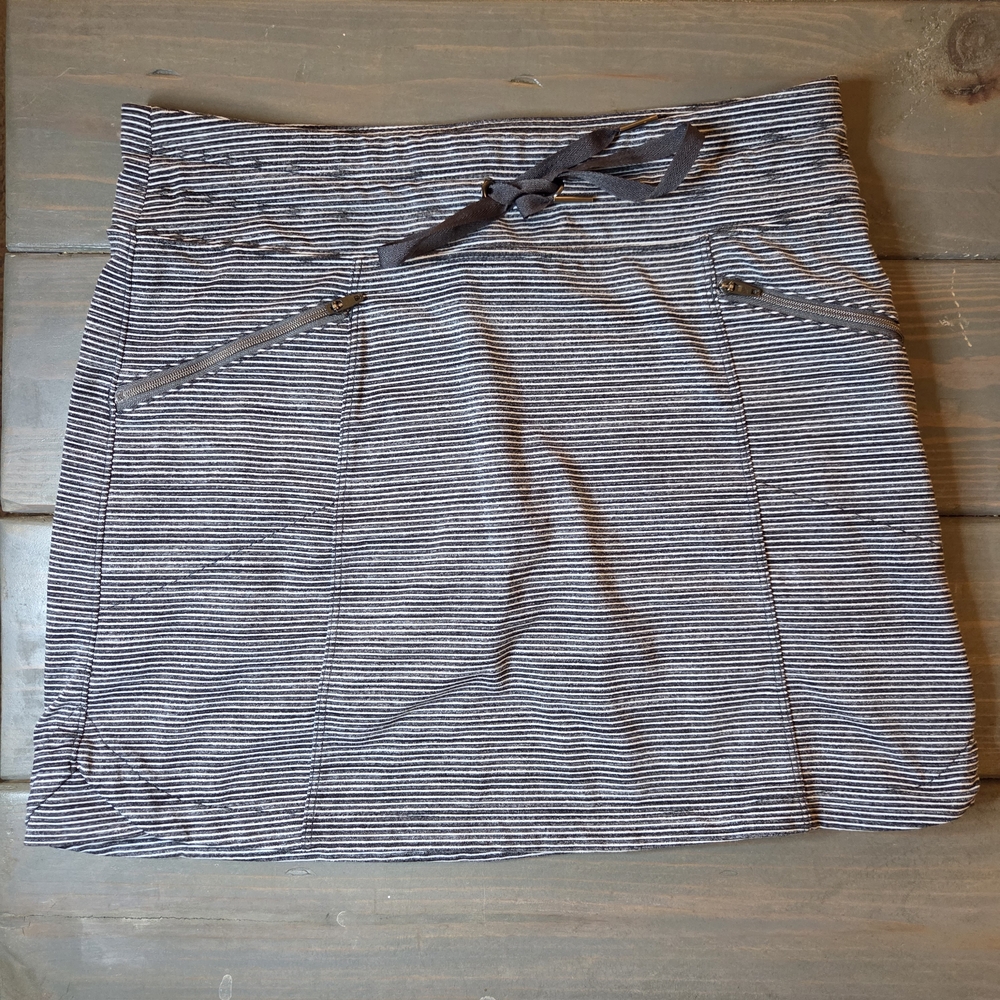 Athleta XS Black Gray Striped Skort Built-In Shorts Zip Pockets